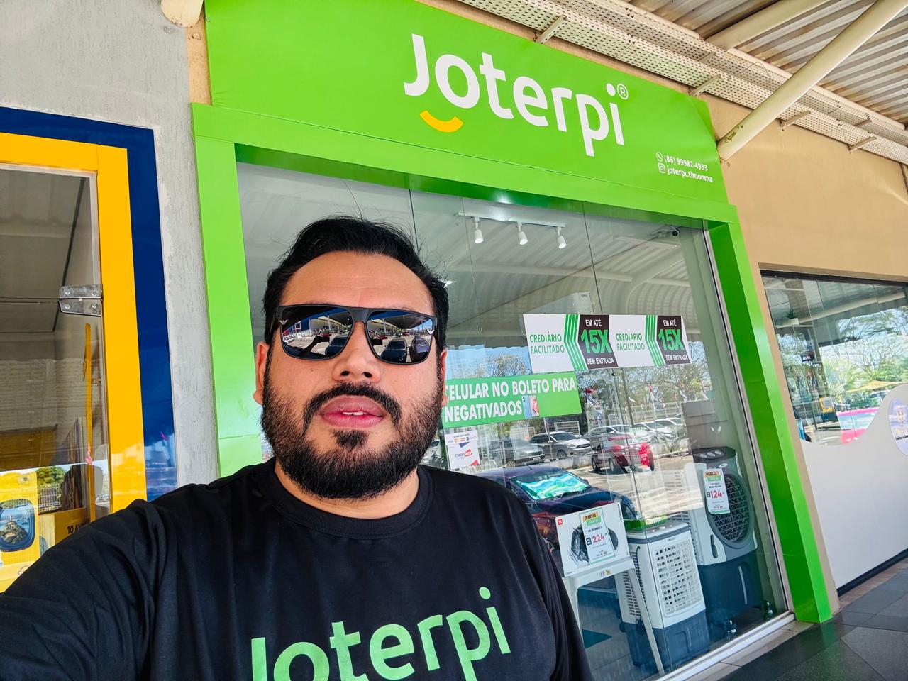 Fachada da loja Joterpi em Timon (MA) com celular no boleto para negativados