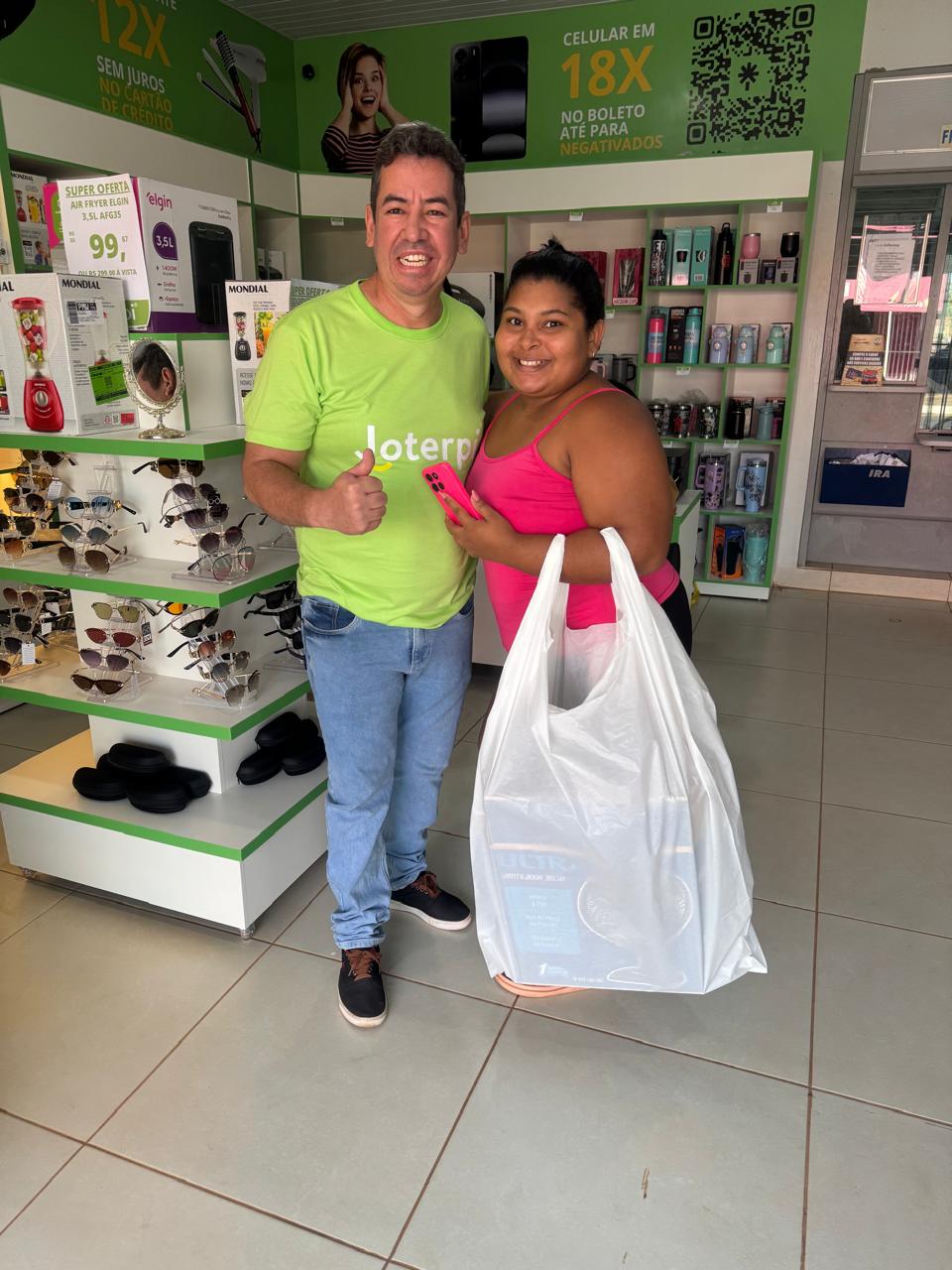 Colaboradora Joterpi com cliente satisfeita na loja