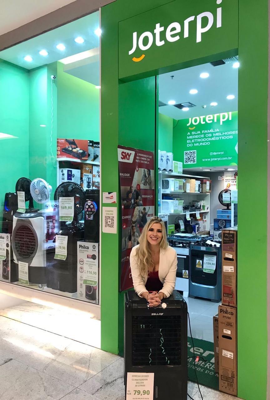 Vitrine da loja Joterpi em shopping com eletrodomésticos e atendente