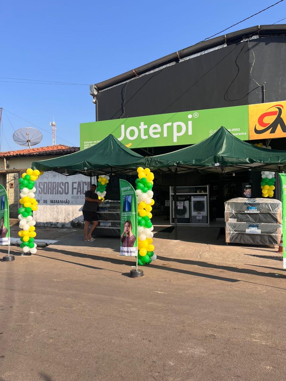 Inauguração da loja Joterpi em Parnarama (MA) com tendas e balões