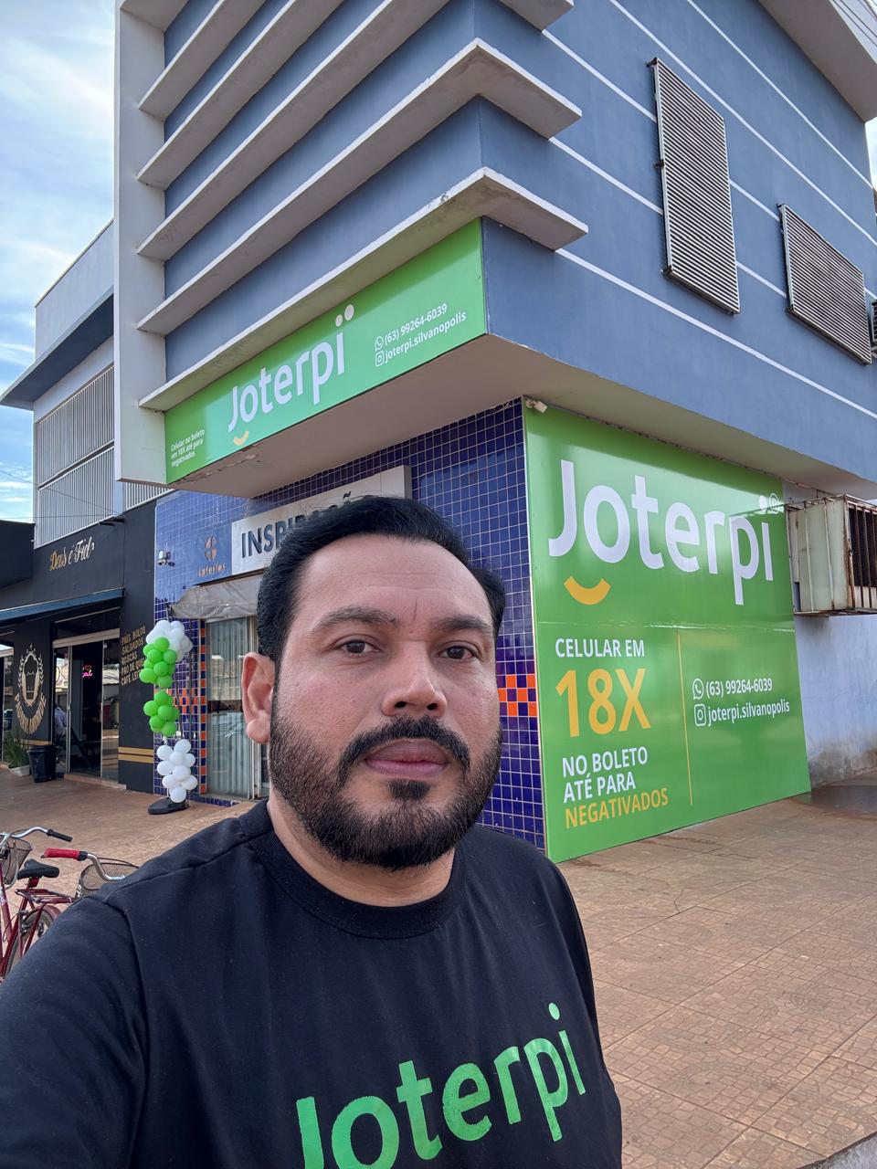 Franqueado Joterpi em frente à loja de Silvanópolis (TO) com celular em 18x no boleto