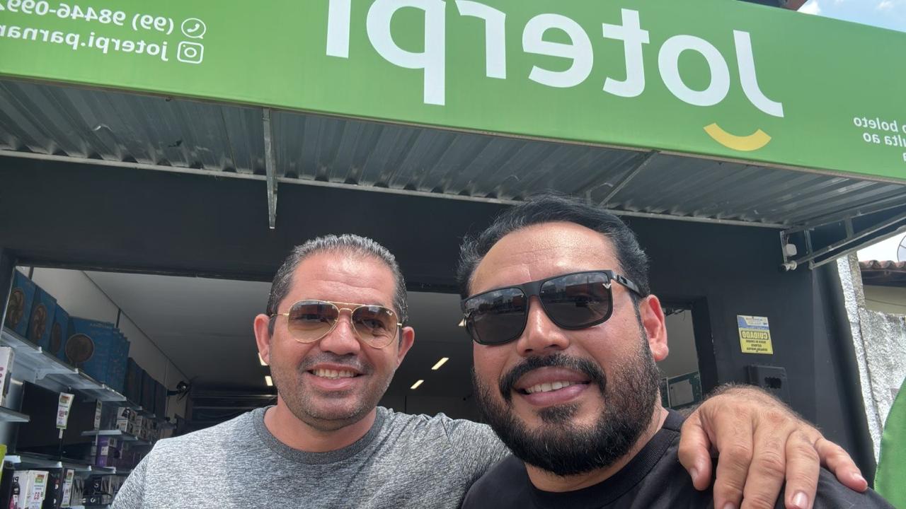 Franqueado e equipe Joterpi na frente da loja em Parnaíba